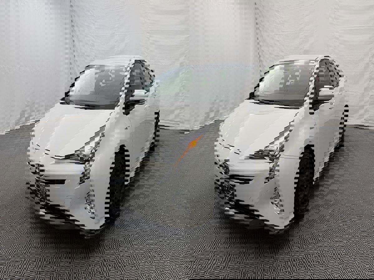 Used 2018 Toyota Prius Three Touring w/ Appearance Package FWD image 2