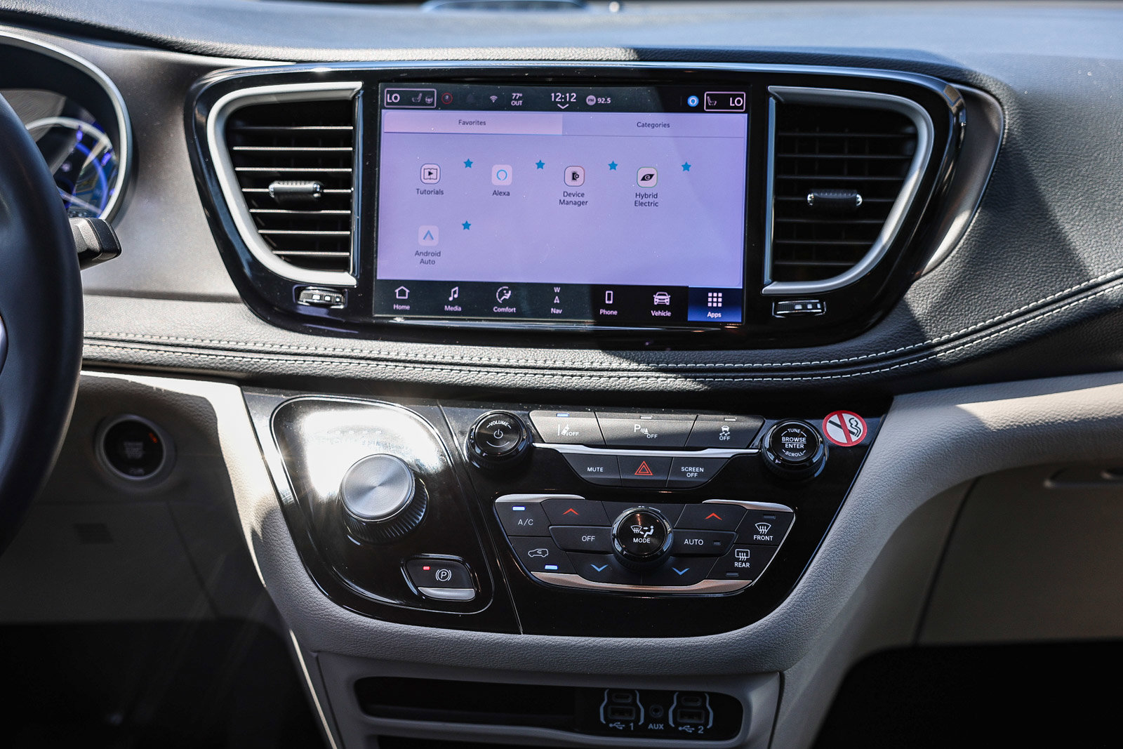 Used 2024 Chrysler Pacifica Select FWD image 3