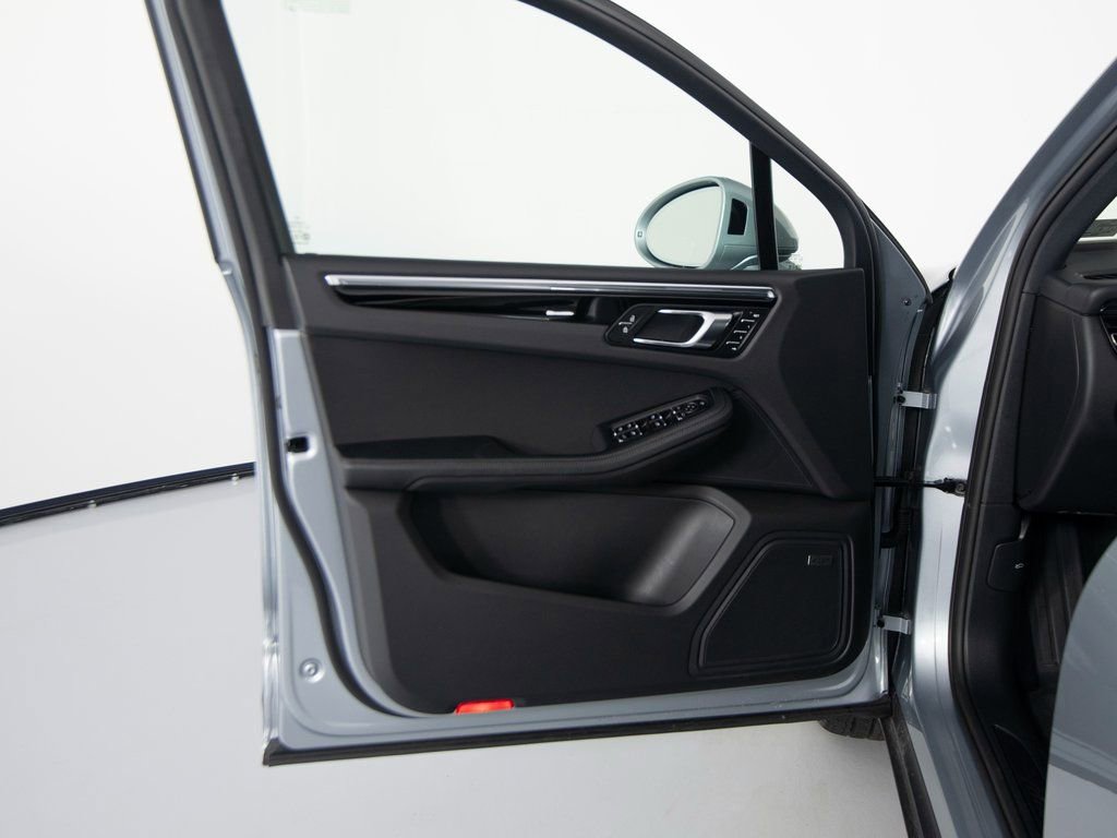 Certified 2025 Porsche Macan AWD/4WD image 19