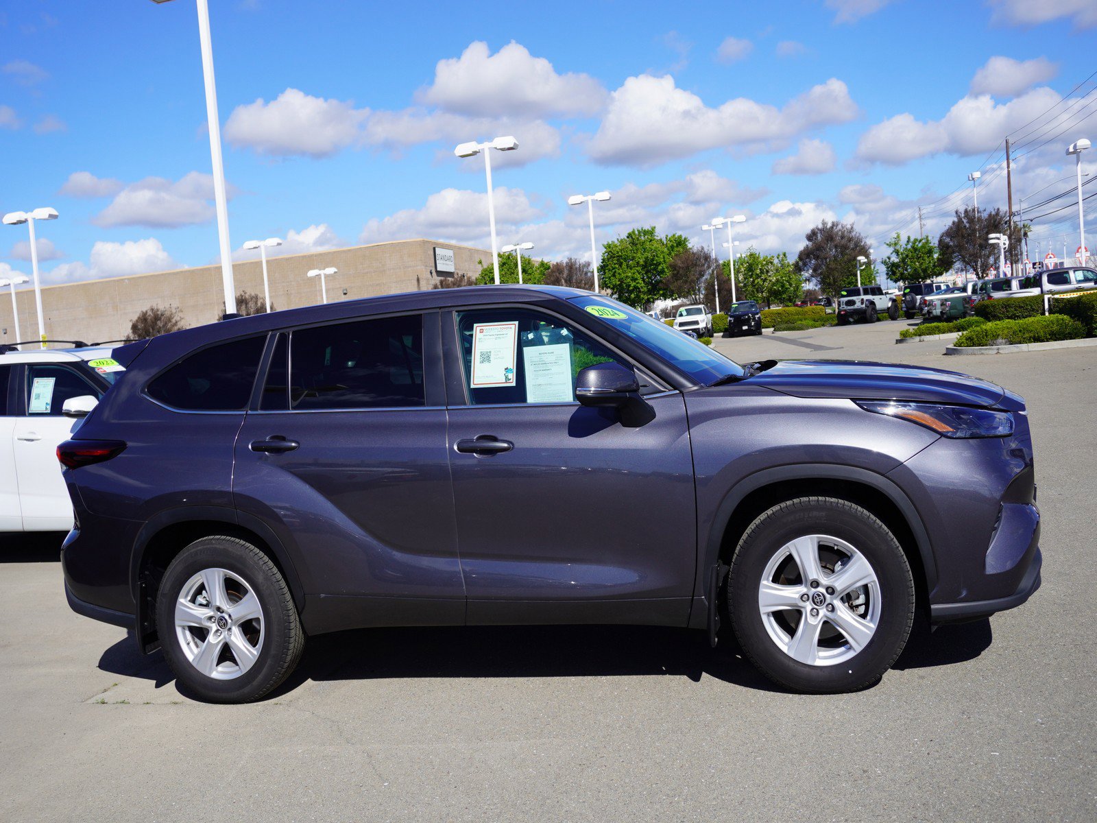 Used 2024 Toyota Highlander LE image 4