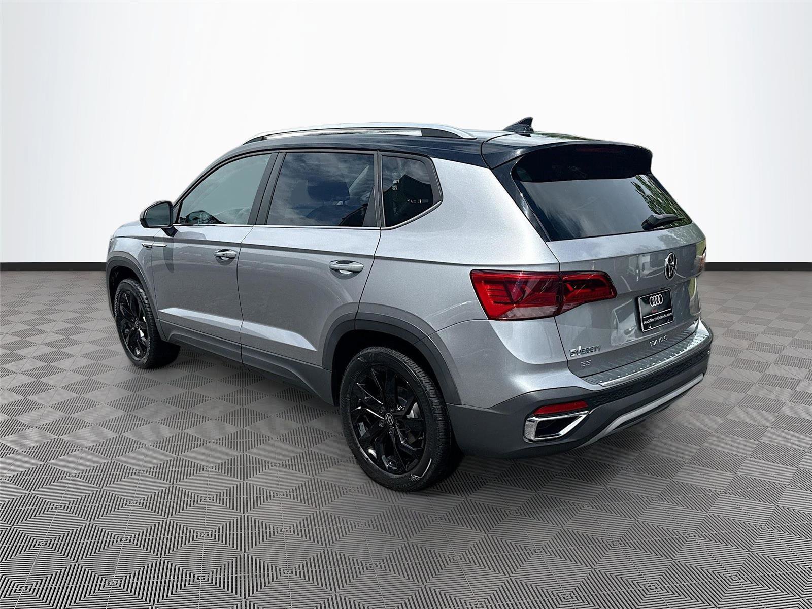 Used 2023 Volkswagen Taos SE w/ Panoramic Sunroof Package AWD/4WD image 5