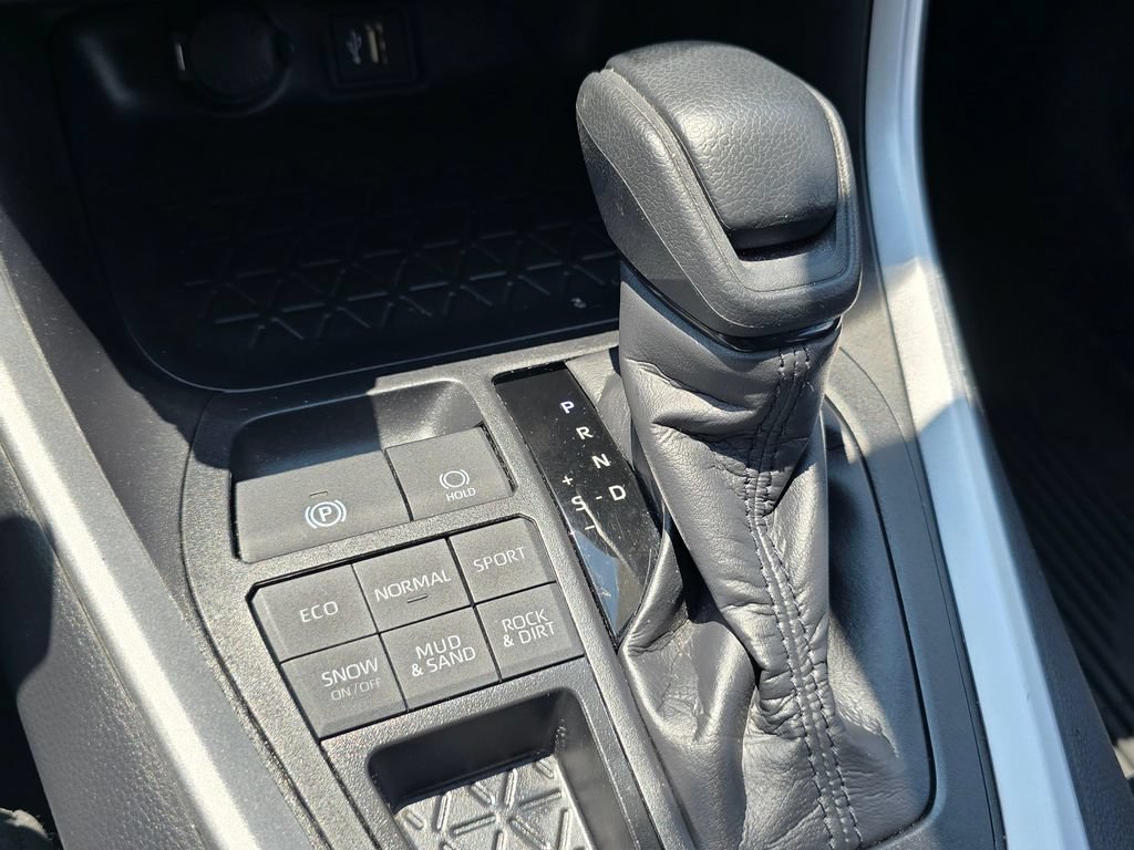 Certified 2025 Toyota RAV4 LE AWD/4WD image 27