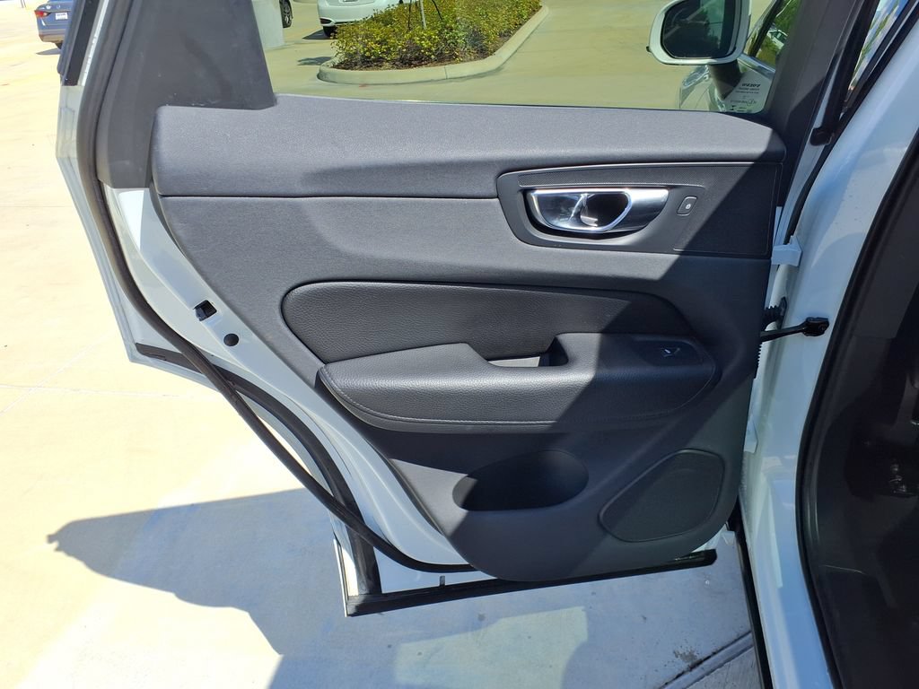 Used 2019 Volvo XC60 T5 Momentum w/ Multimedia Package AWD/4WD image 17