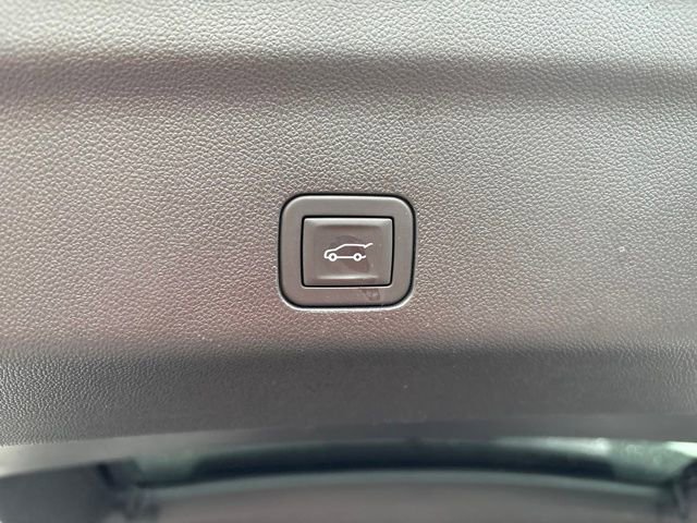 Used 2025 Chevrolet Suburban Z71 image 25