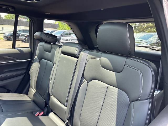 New 2026 Jeep Grand Cherokee Limited w/ Luxury Tech Group II AWD/4WD image 8