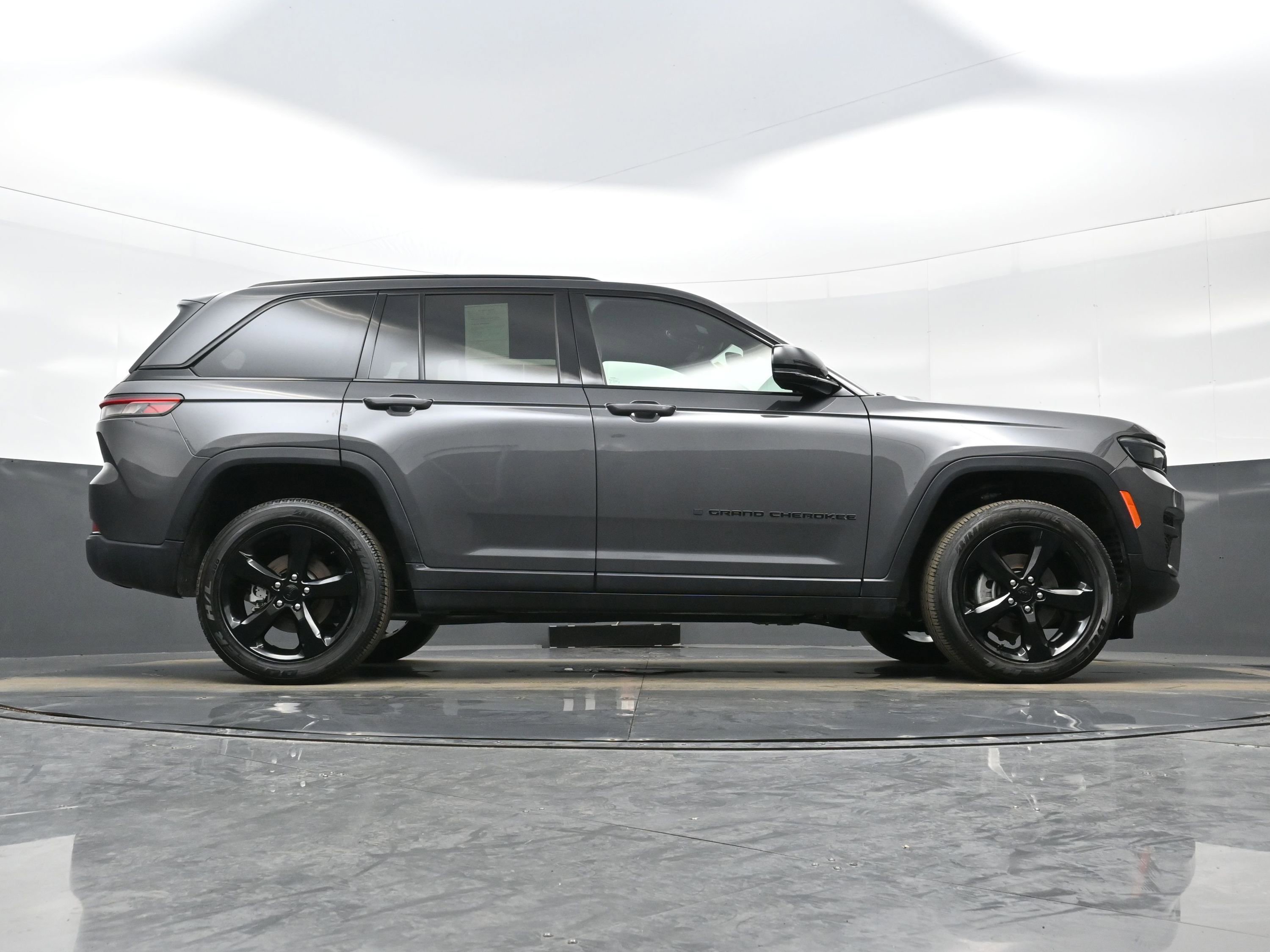 Used 2024 Jeep Grand Cherokee Altitude image 30