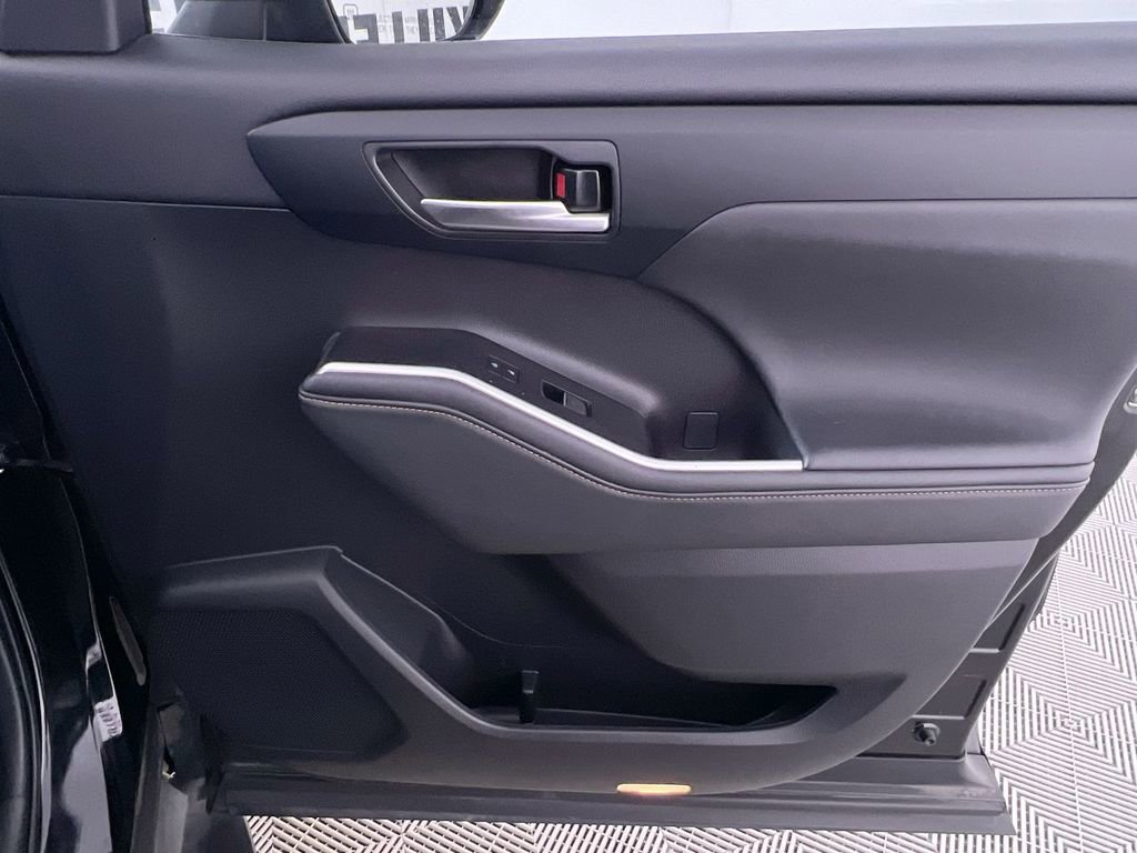 Used 2023 Toyota Highlander Bronze Edition image 33