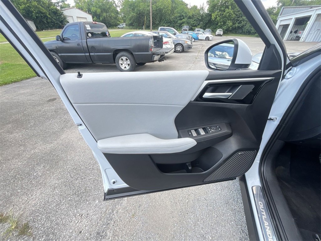 New 2025 Mitsubishi Outlander SE image 13