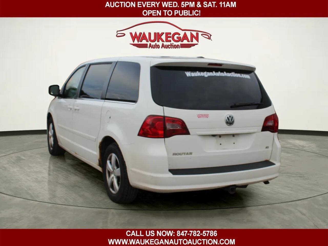 Used 2010 Volkswagen Routan SE FWD image 4