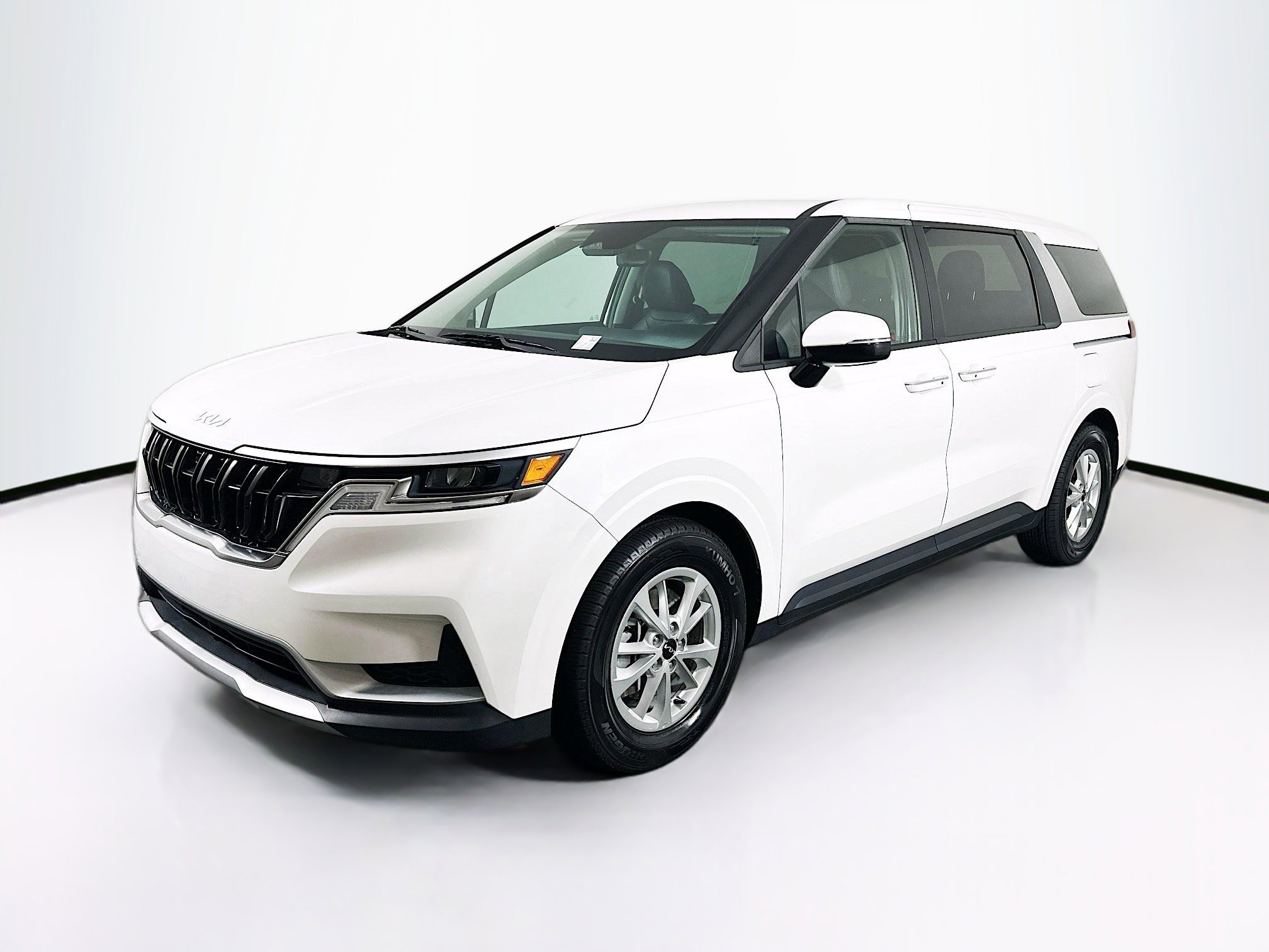 Used 2024 Kia Carnival LX image 3