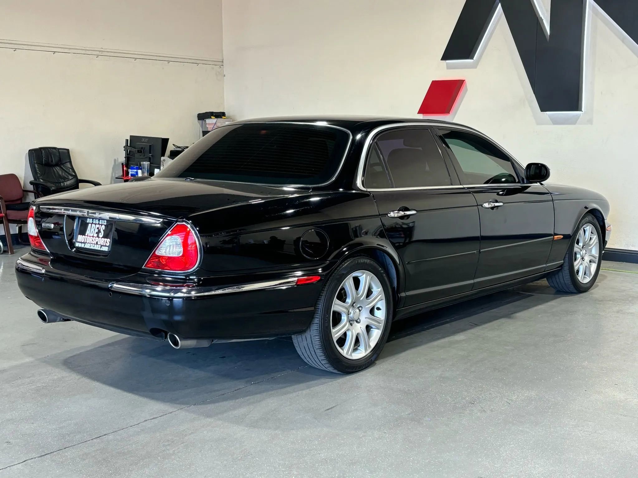 Used 2004 Jaguar XJ8 image 11