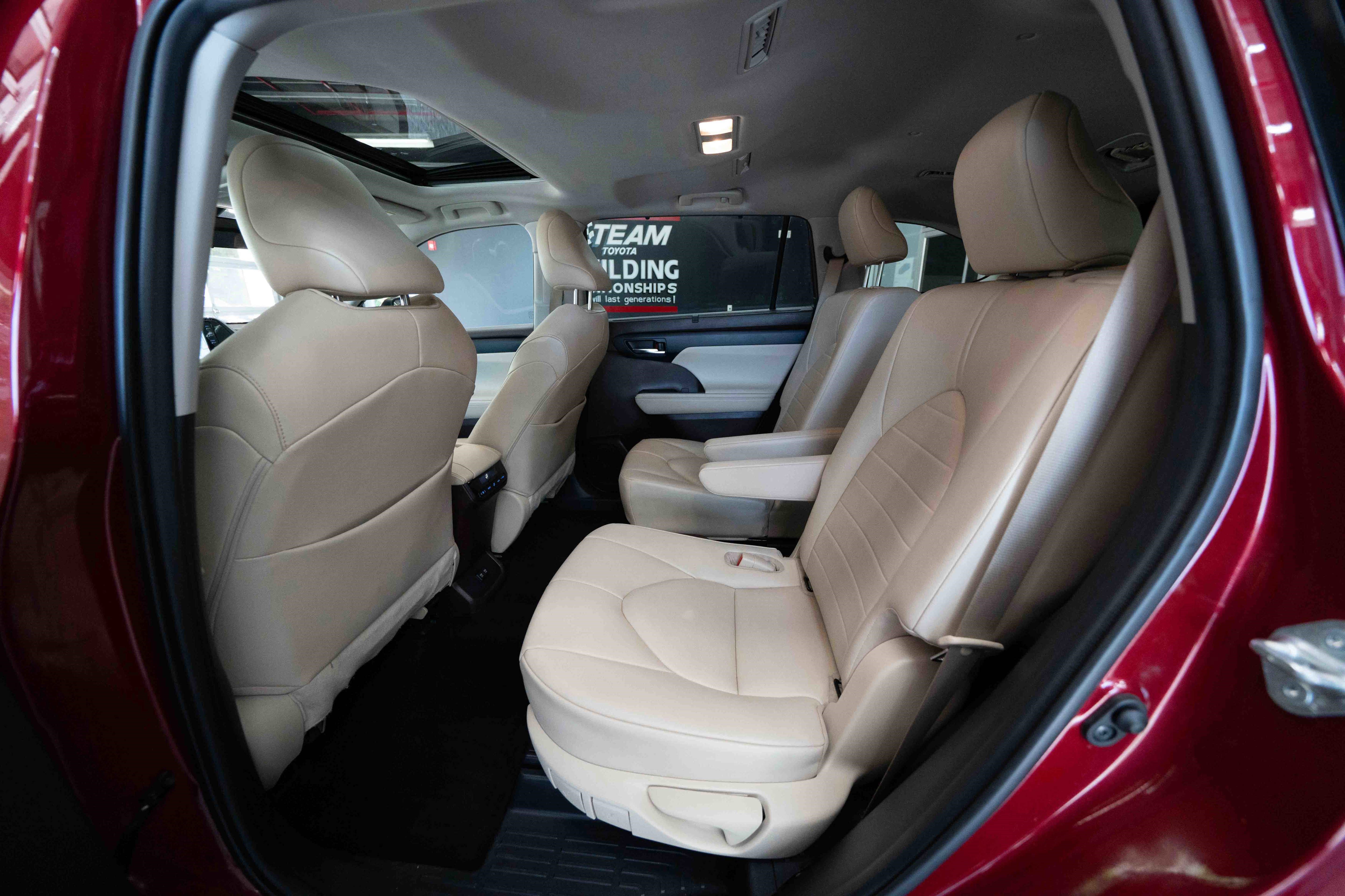 Used 2021 Toyota Highlander XLE AWD/4WD image 23