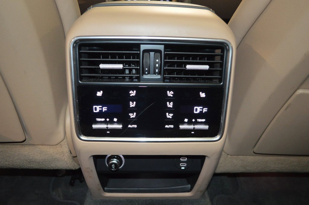 Certified 2023 Porsche Cayenne Platinum Edition image 38