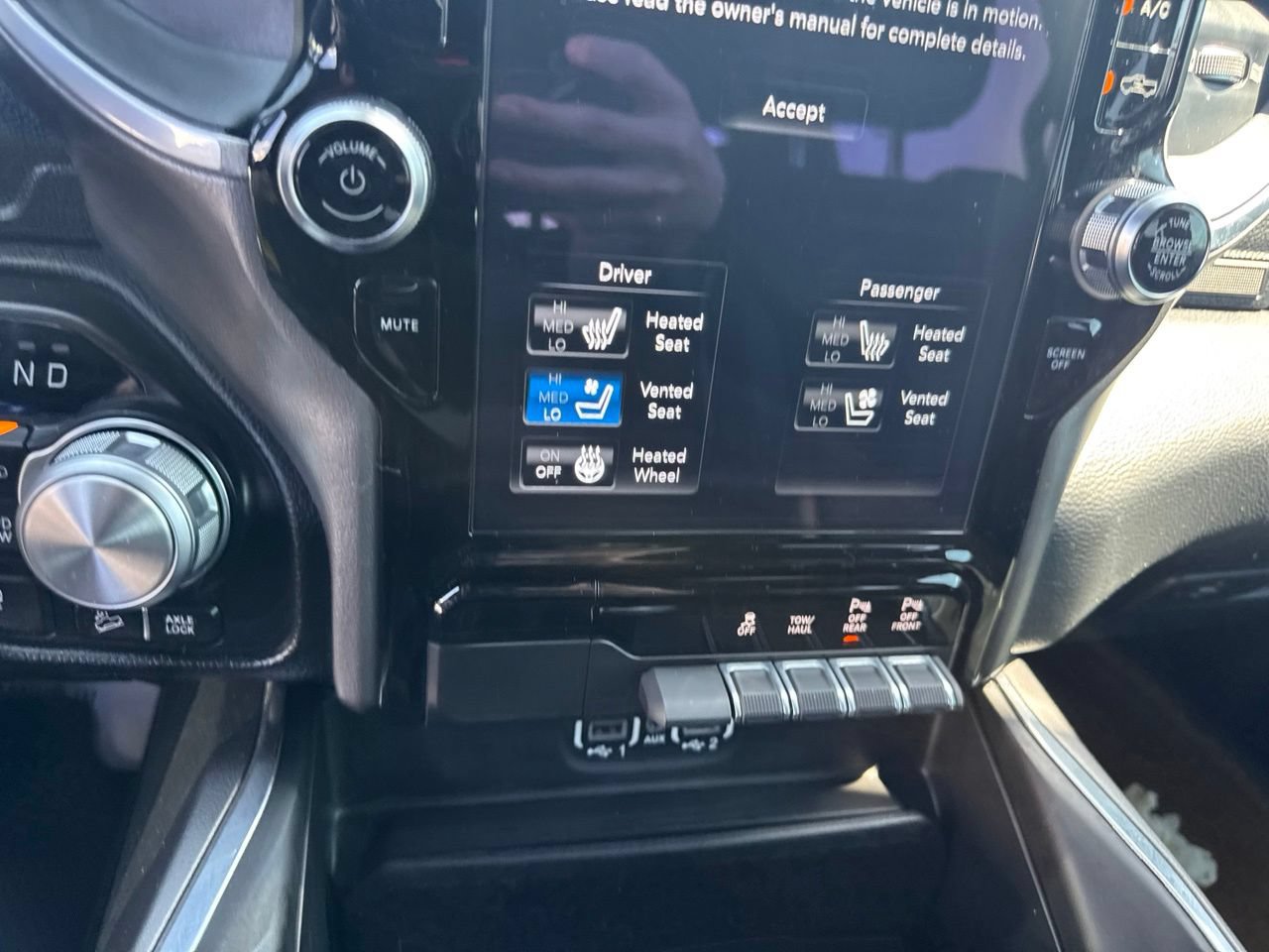 Used 2020 RAM 1500 Laramie w/ Sport Appearance Package AWD/4WD image 13
