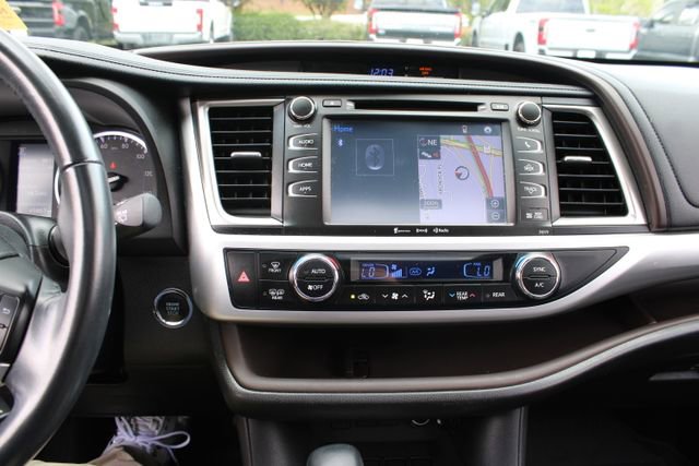 Used 2018 Toyota Highlander XLE AWD/4WD image 2