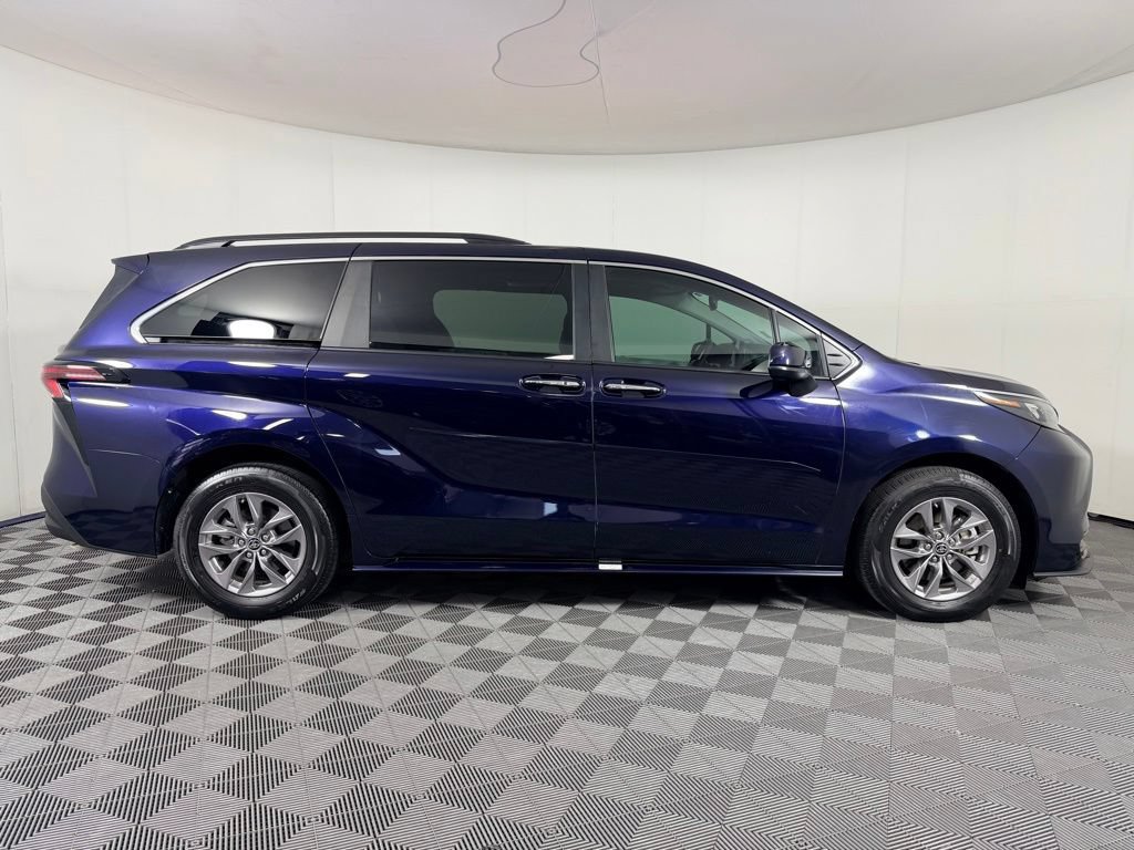 Used 2025 Toyota Sienna XLE w/ XLE Plus Package FWD image 4