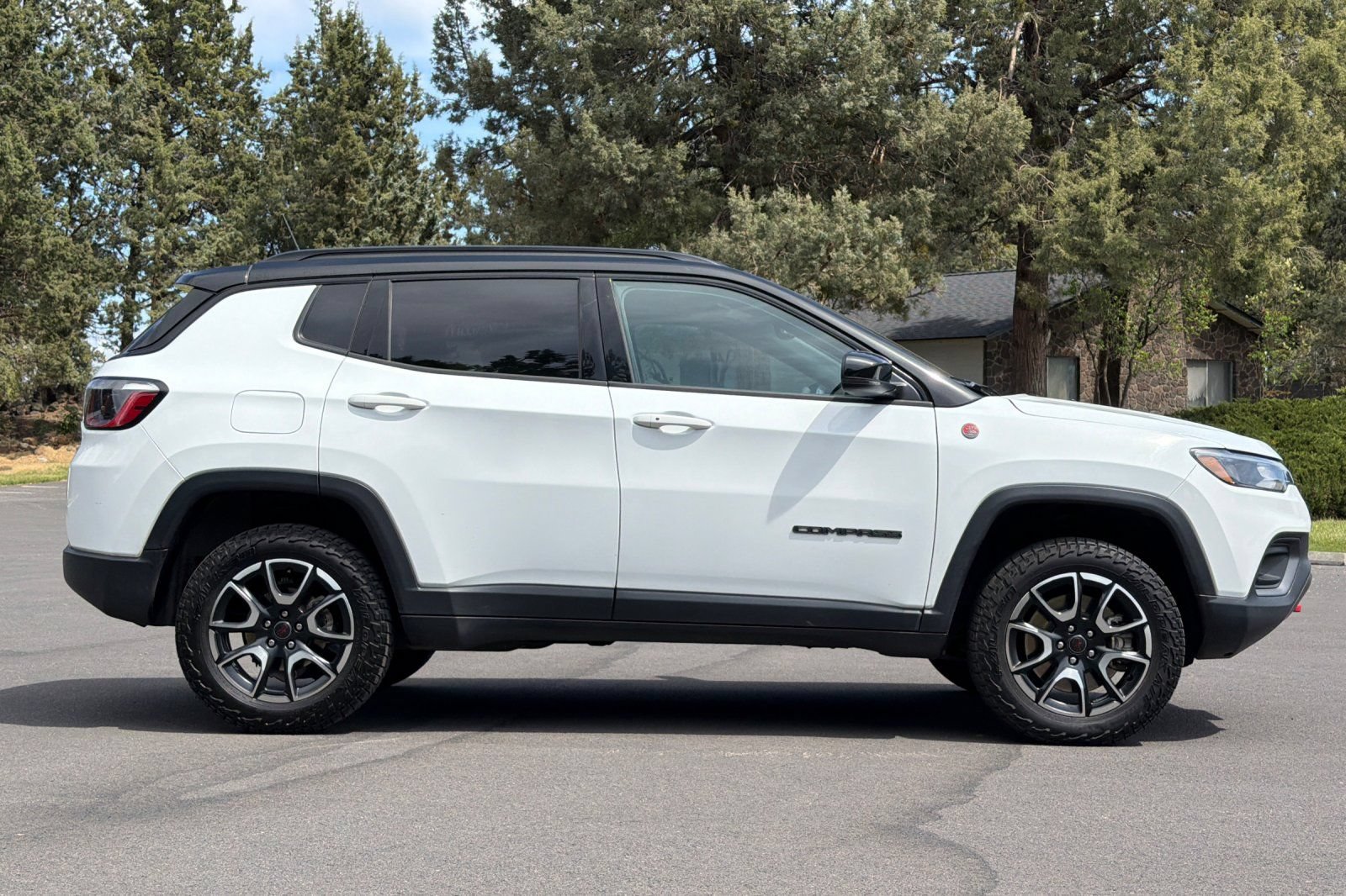 Used 2025 Jeep Compass Trailhawk AWD/4WD image 3