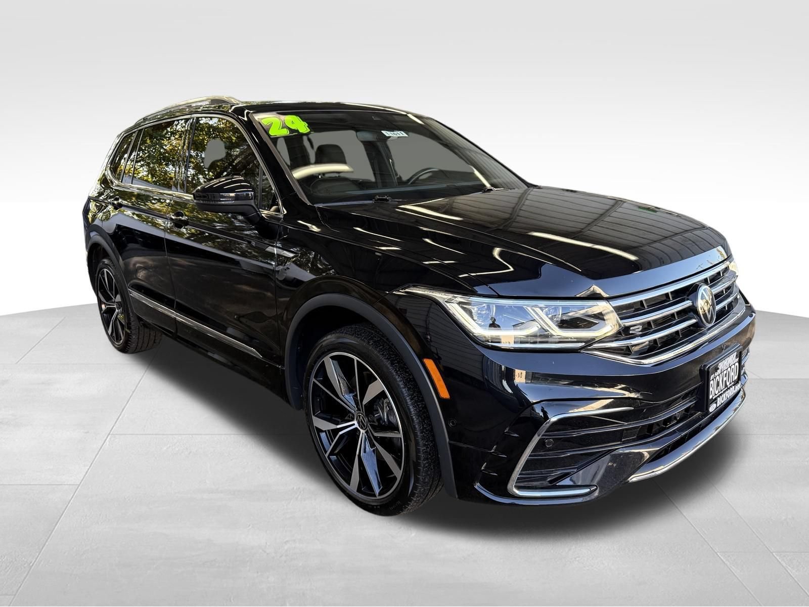 Used 2024 Volkswagen Tiguan SEL R-Line AWD/4WD image 3