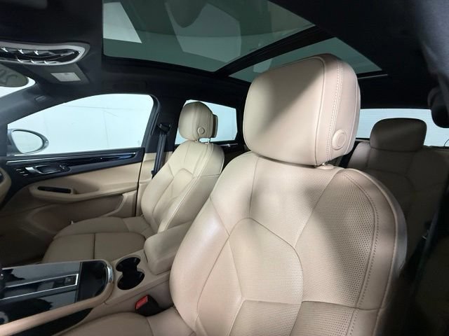Used 2025 Porsche Macan AWD/4WD image 16