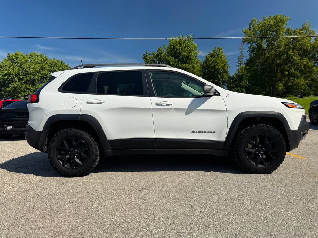 Used 2017 Jeep Cherokee Trailhawk AWD/4WD image 4