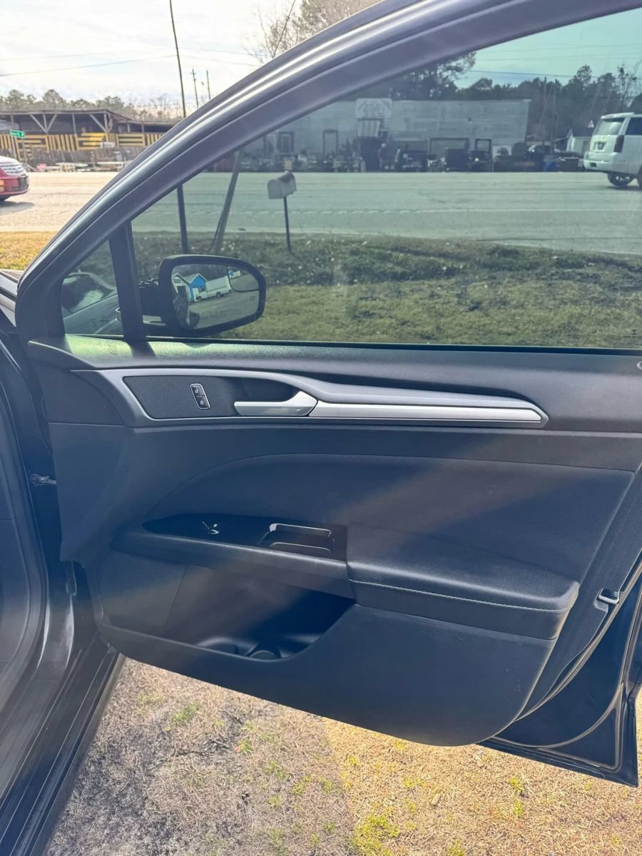 Used 2015 Ford Fusion SE FWD image 17