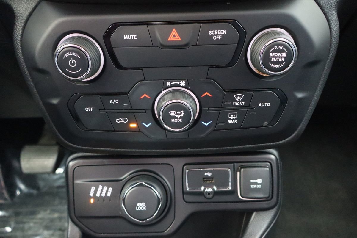Used 2018 Jeep Renegade Latitude w/ Cold Weather Group AWD/4WD image 19