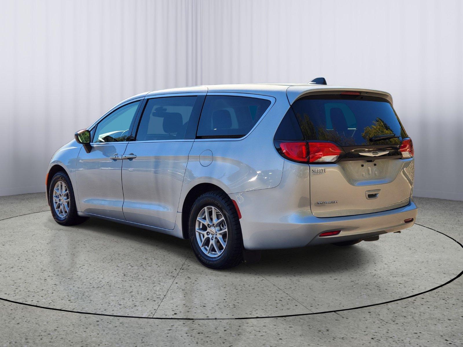 Used 2024 Chrysler Voyager LX FWD image 4