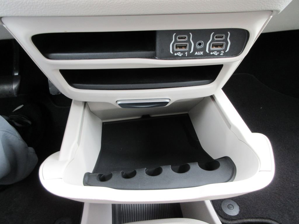 Used 2023 Chrysler Pacifica Touring-L image 29