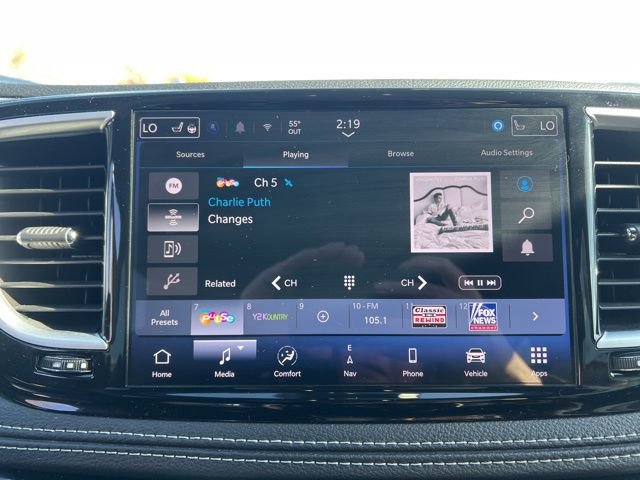 Used 2025 Chrysler Pacifica Limited image 18