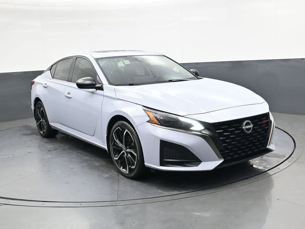 Used 2023 Nissan Altima 2.5 SR w/ SR Premium Package AWD/4WD image 2