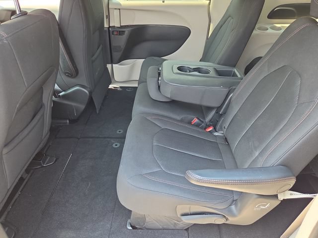 Used 2019 Chrysler Pacifica Touring Plus w/ Tire & Wheel Group FWD image 12