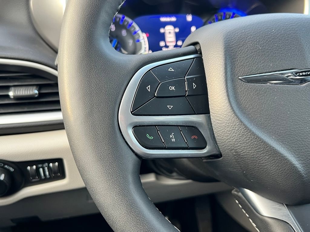 Used 2024 Chrysler Pacifica Touring-L image 19