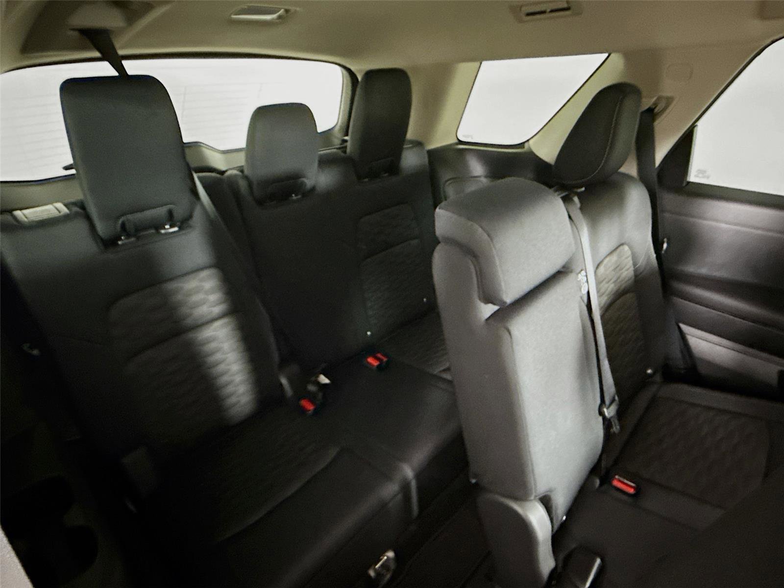 Used 2025 Nissan Pathfinder S image 25