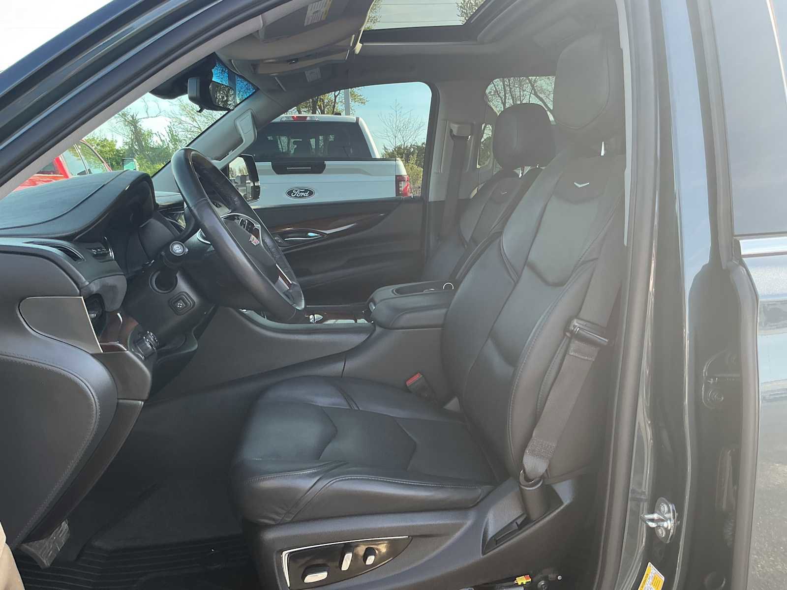 Used 2020 Cadillac Escalade Premium Luxury AWD/4WD image 22