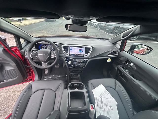 New 2026 Chrysler Pacifica Select image 11