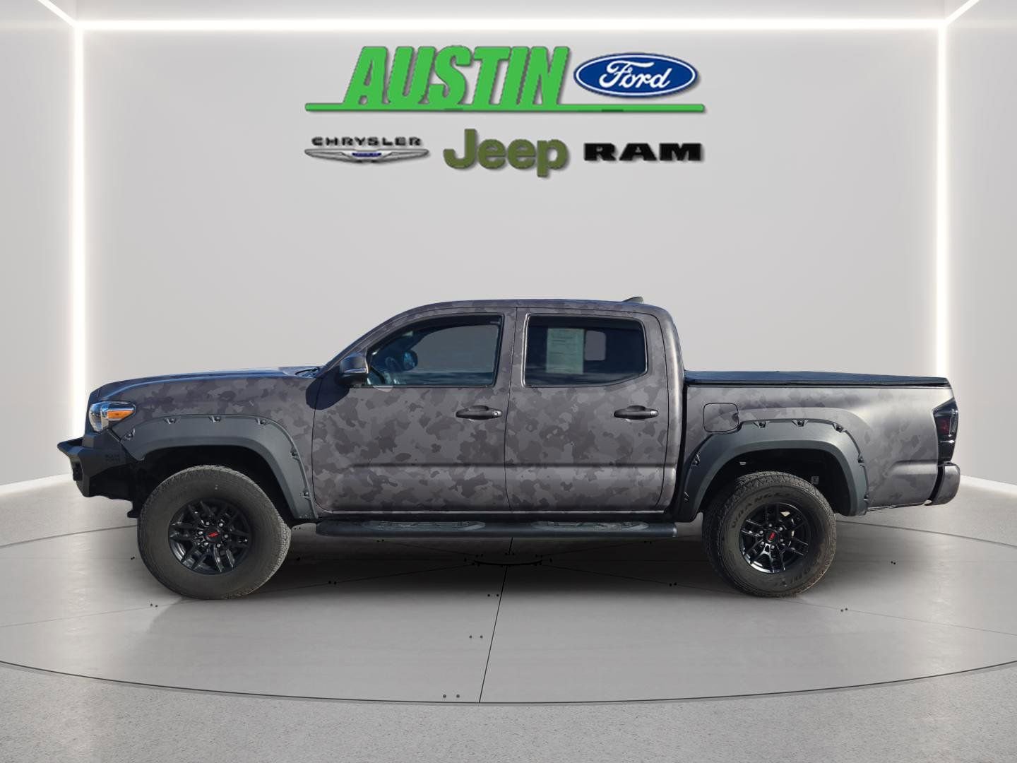 Used 2018 Toyota Tacoma TRD Off-Road w/ Technology Package image 3