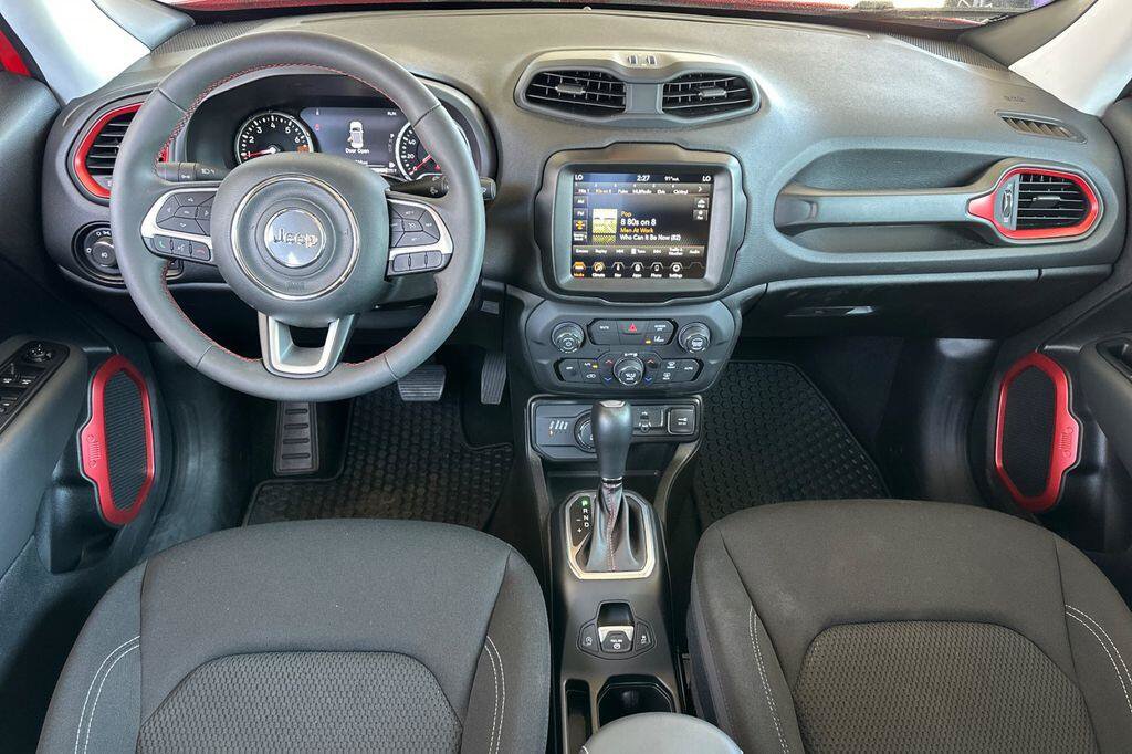 Used 2023 Jeep Renegade Latitude w/ Sun/Sound Group AWD/4WD image 13