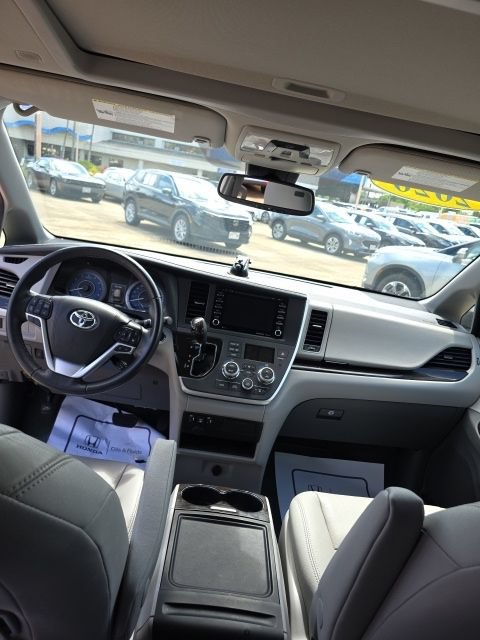 Used 2020 Toyota Sienna FWD image 16