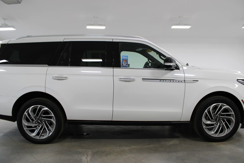 Used 2025 Lincoln Navigator Reserve image 11