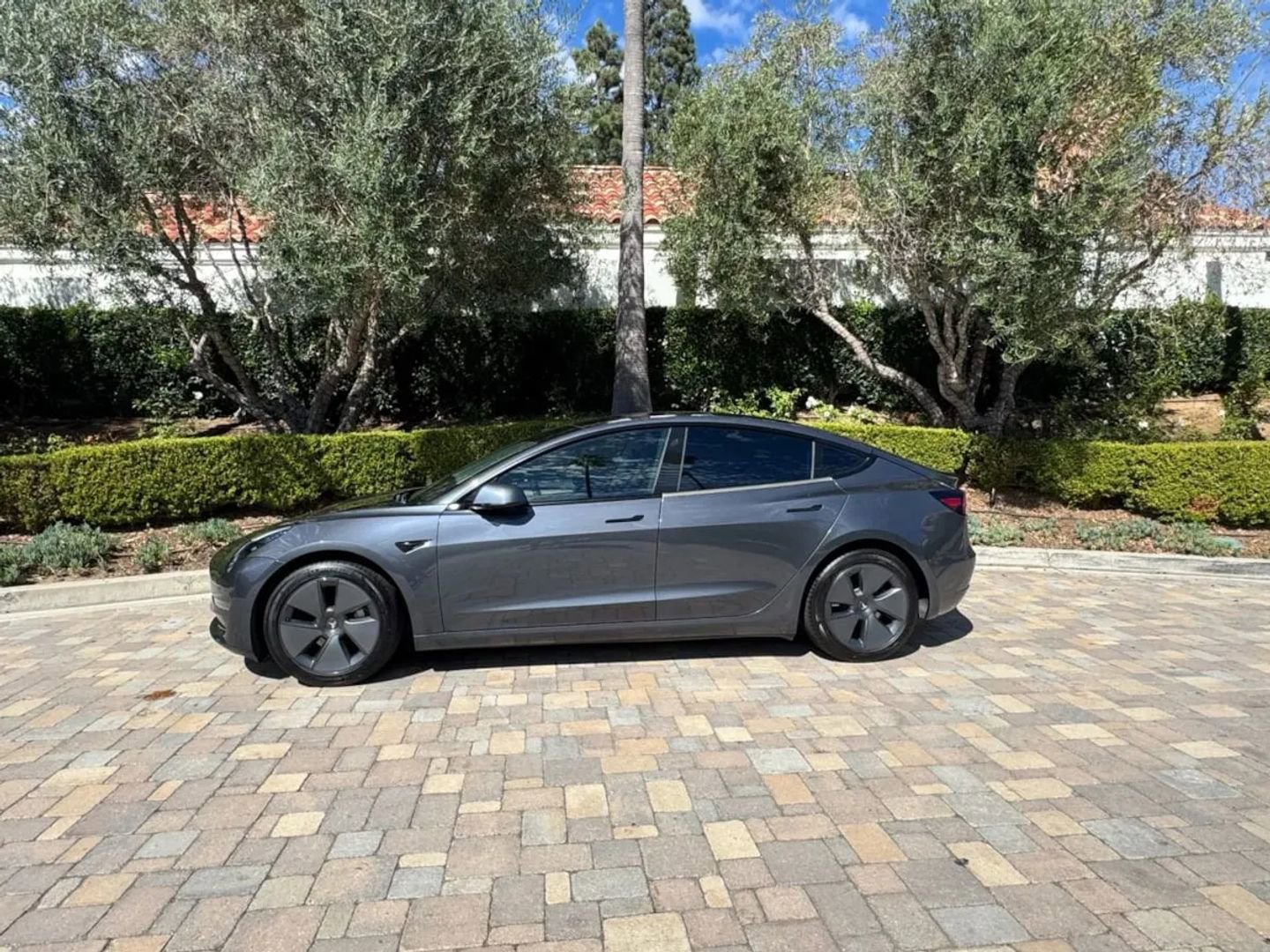Used 2023 Tesla Model 3 Standard Range image 4