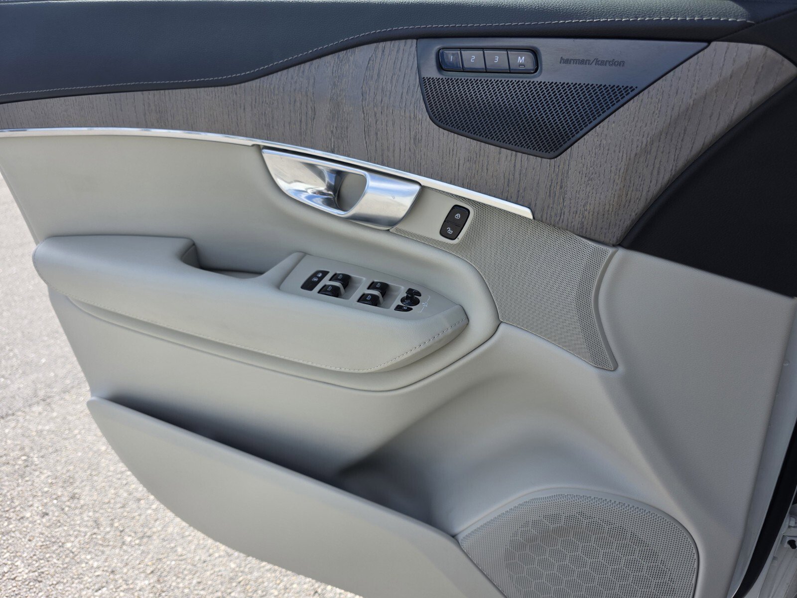 Used 2024 Volvo XC90 B6 Ultimate w/ Lounge Package image 24