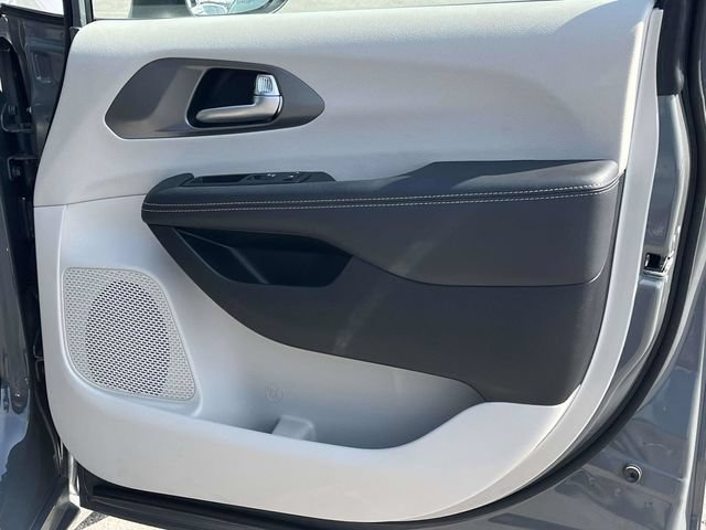 Used 2023 Chrysler Pacifica Touring-L FWD image 25
