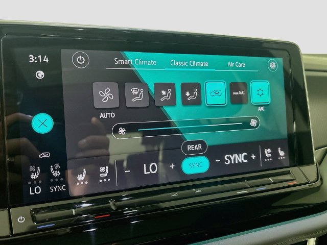 Certified 2024 Volkswagen Atlas Peak Edition SE AWD/4WD image 17