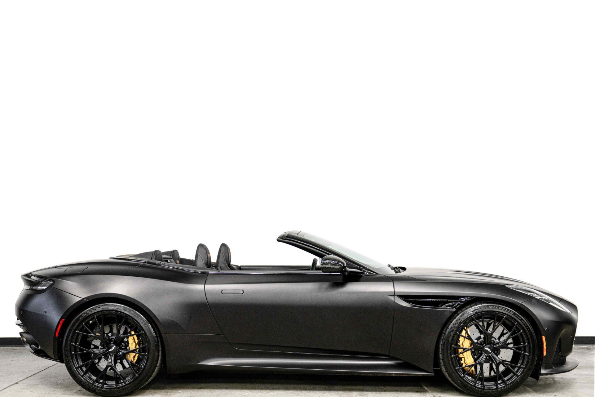 Used 2025 Aston Martin DB12 Convertible RWD image 2