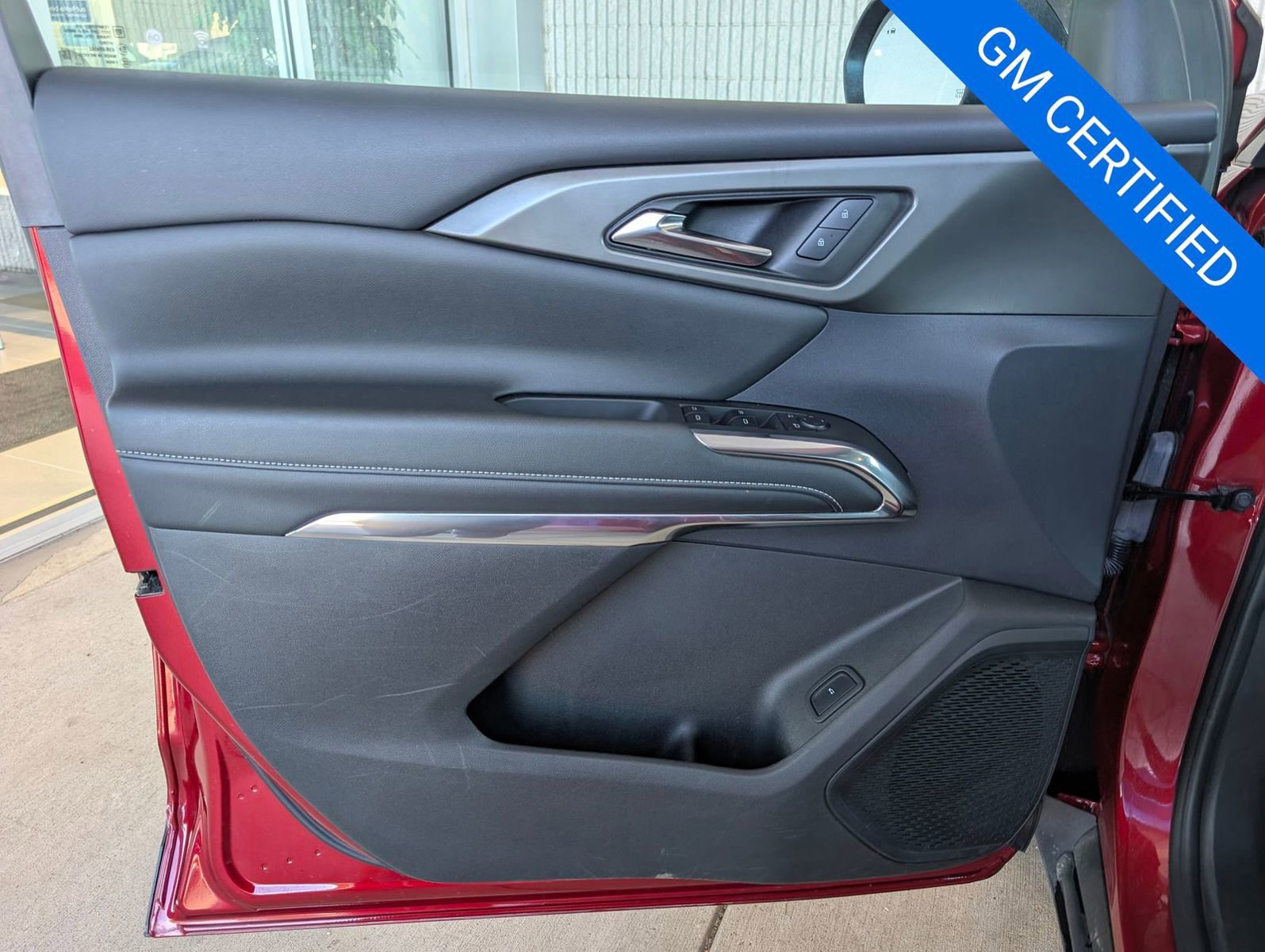 Used 2025 Chevrolet Traverse LT image 7