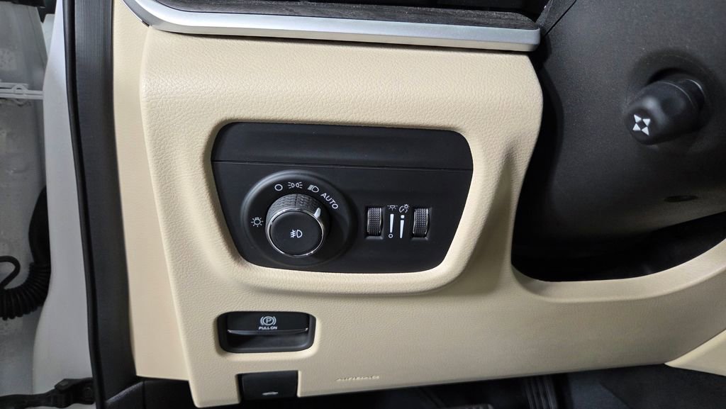 Used 2023 Jeep Grand Cherokee Limited w/ Luxury Tech Group II image 19