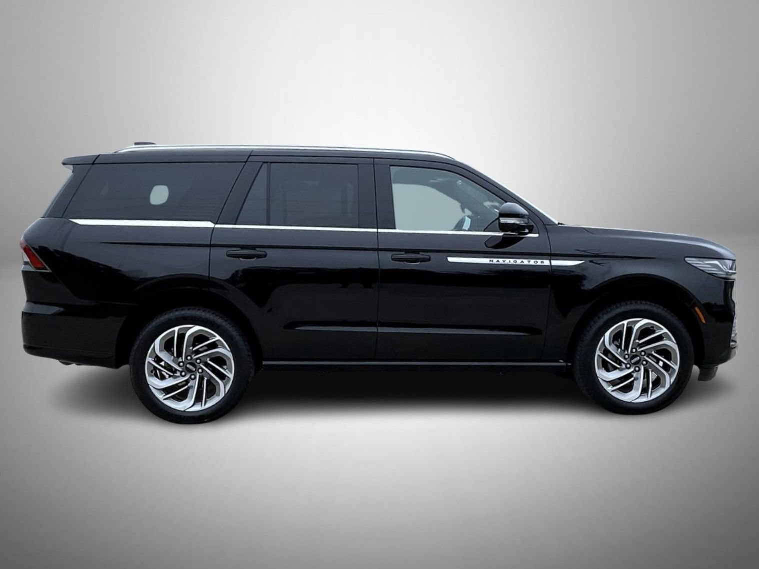 Used 2025 Lincoln Navigator Reserve AWD/4WD image 4