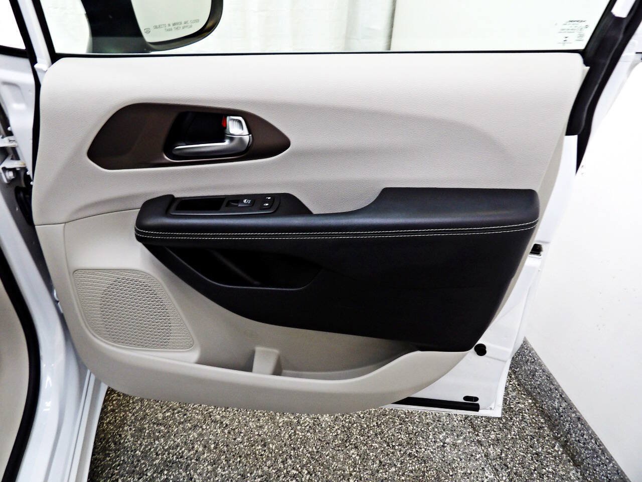 Used 2021 Chrysler Voyager LX FWD image 11