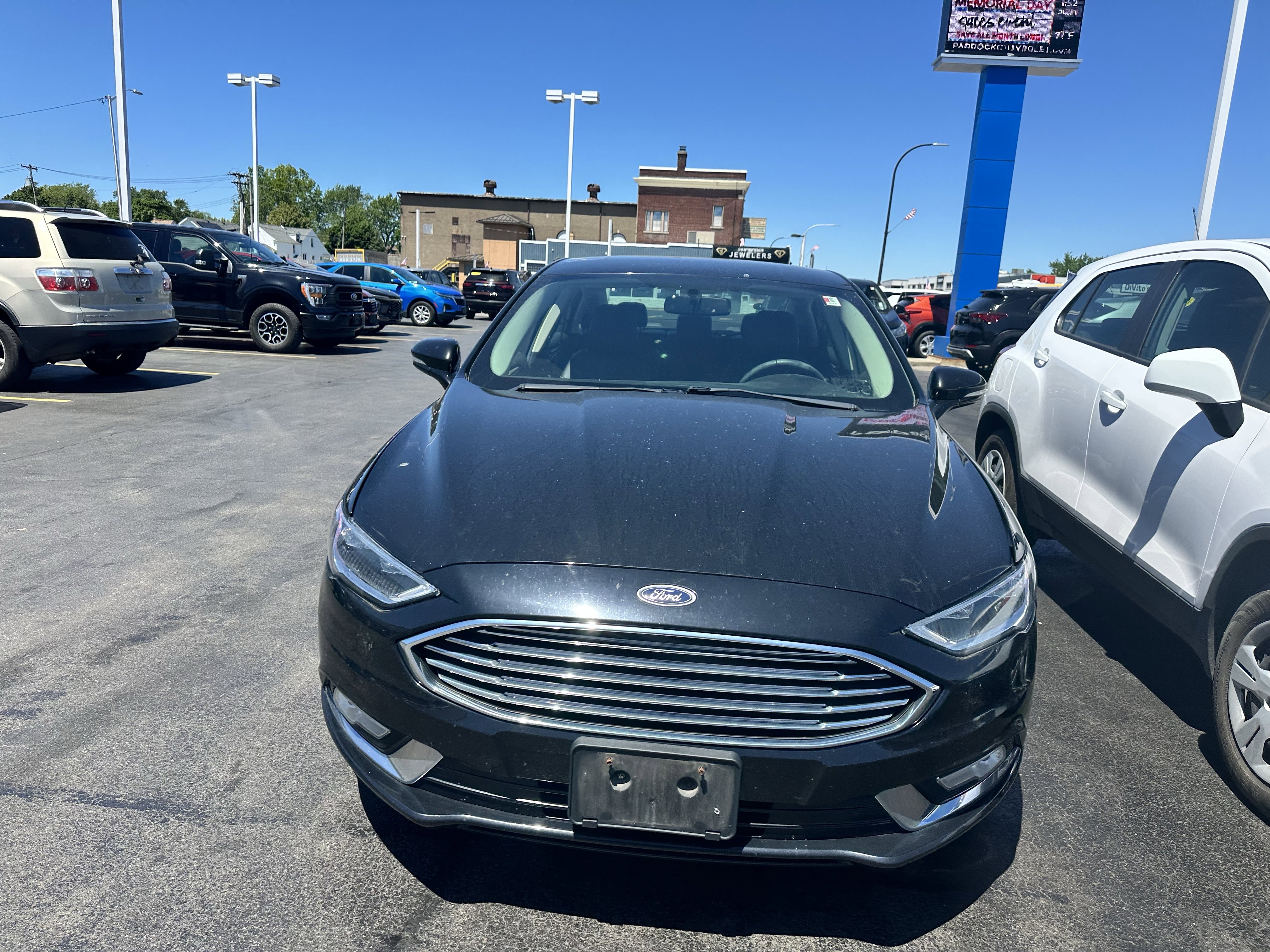 Used 2017 Ford Fusion SE w/ Fusion SE Technology Package AWD/4WD image 2