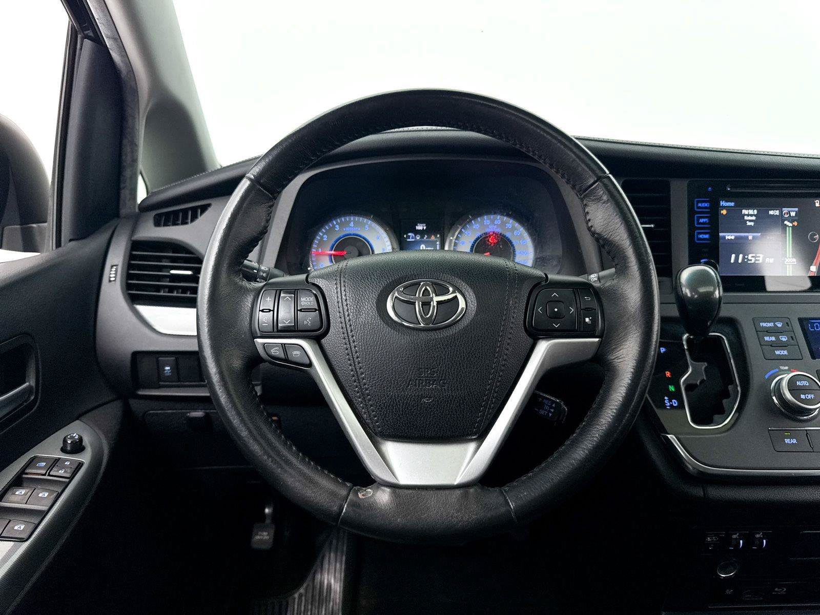 Used 2017 Toyota Sienna SE Premium FWD image 6